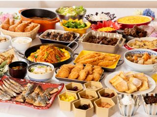 定番メニューに加え「味噌カツ」や「きしめん」などのご当地グルメもご用意。名古屋のモーニング文化もお楽しみいただけます。