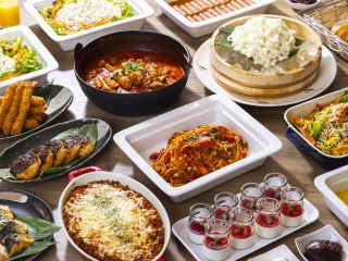 定番メニューに加え「味噌カツ」や「きしめん」などのご当地グルメもご用意。名古屋のモーニング文化もお楽しみいただけます。