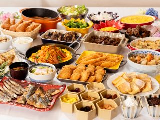 定番メニューに加え「味噌カツ」や「きしめん」などのご当地グルメもご用意。名古屋のモーニング文化もお楽しみいただけます。