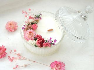 器は写真のガラス製の器を使用します。灯すとメッセージが浮かび上がります。