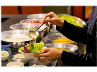 選べるメインディッシュに、サラダバー、スープバー&ドリンクバーで、自分好みのゆったりとしたランチタイムが楽しめます。