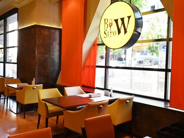BistroWのネオンが目印。大きな窓は開放感があります。