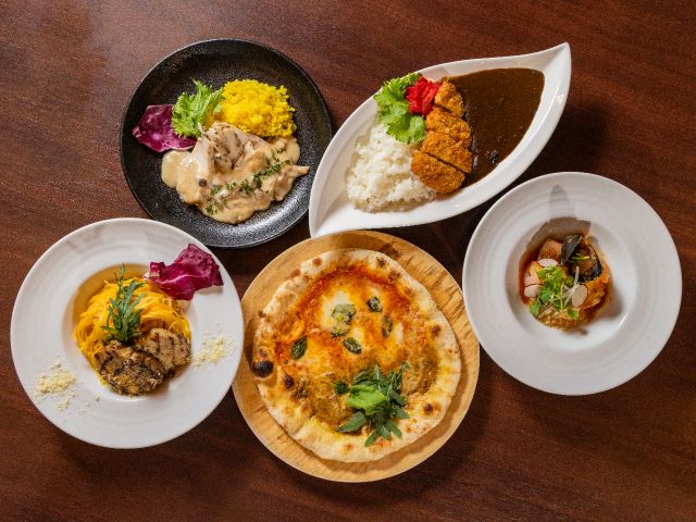 選べるメインディッシュは月一回更新。肉料理、魚料理、パスタ、ピザ、カレーからおひとつお選びください。(写真は例。土日祝はピザが食べ放題)