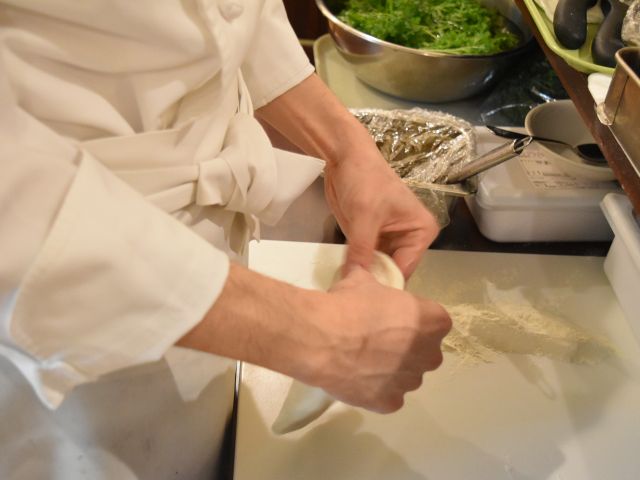 本場ナポリ仕込みのピザは生地から作っています。土日祝日はピザが食べ放題♪  焼き立てモチモチのピザを思う存分お楽しみください。
