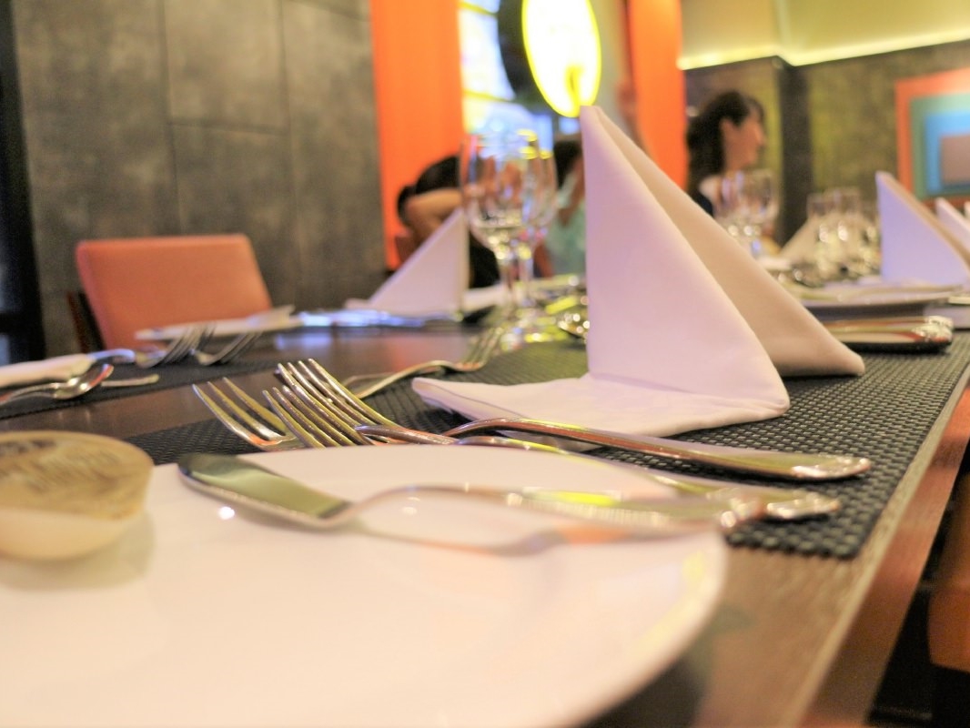 �z�e���X�^�b�t�ɂ�鐳�����e�[�u���}�i�[�u�K�́A��l�ɂȂ��Ă���������Ɩ��ɗ��͂��I ���Е����Ă��Q�����������B