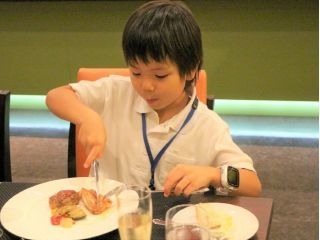 おいしくディナーをいただきながら楽しくテーブルマナーを学びましょう!