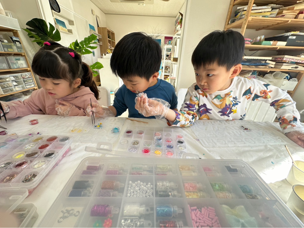 小さなお子様も手袋とピンセットで上手に作れます☆