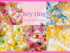 キラキラ可愛いイニシャルキーホルダーです☆