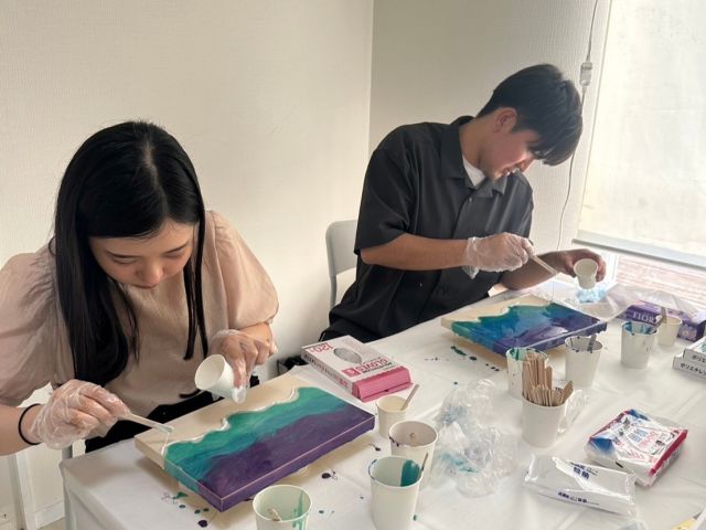 白くて明るい店内でのアート体験♪