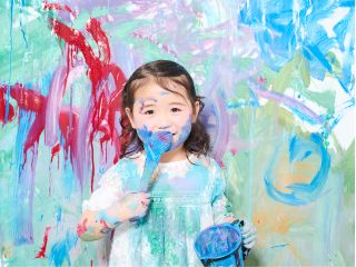 とっても楽しい!こんなこと普段できない!絵の具にまみれてるうちに、子供も大人も自然と笑顔がこぼれます。