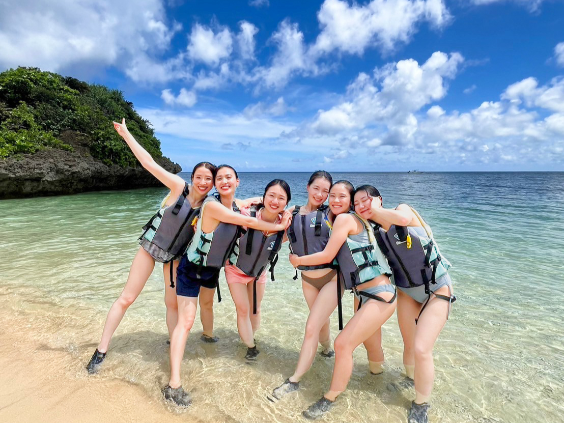 WO𔲂Ɩڂ̑OYȃr[`ɃLL̊CI