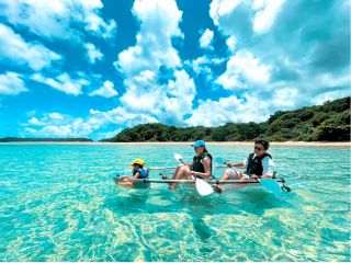 青い空と豊かな自然、そしてスケスケの海に浮いてるようです