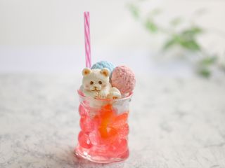 グラスから「よっこいしょ!」と逃げ出すくまちゃんがポイント。カラフルなジュース作りやホイップ絞りも楽しめる、遊び心いっぱいのフロートです。