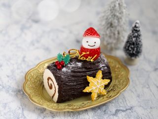 ブッシュドノエル(制作時間 約30?45分)いちごのサンタがちょこんと乗ったブッシュドノエル。ひと足早く甘いクリスマスを準備しよう!