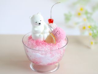 ほっこり微笑むしろくまちゃんをのせれば、世界に一つだけの夏らしい可愛いかき氷が完成します。作品サイズ:約10cm×10cm、高さ約15cm