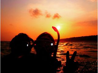 沖縄のサンセットは格別です!!夕陽に照らされながらのシュノーケリングで普段では見れない景色を思う存分堪能しましょう!!もちろん、1日1組限定の貸切ツアーです!