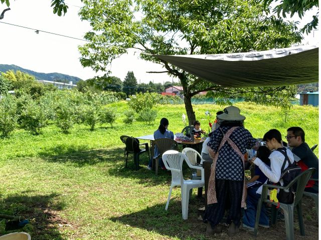 木陰とターフの下に休憩スペースをご準備しています。