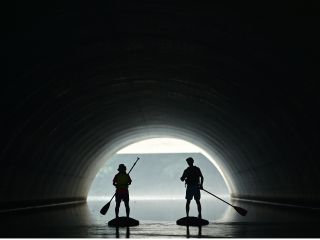 神秘的な世界が広がる静まりかえった水上トンネルはここだけの観光スポット