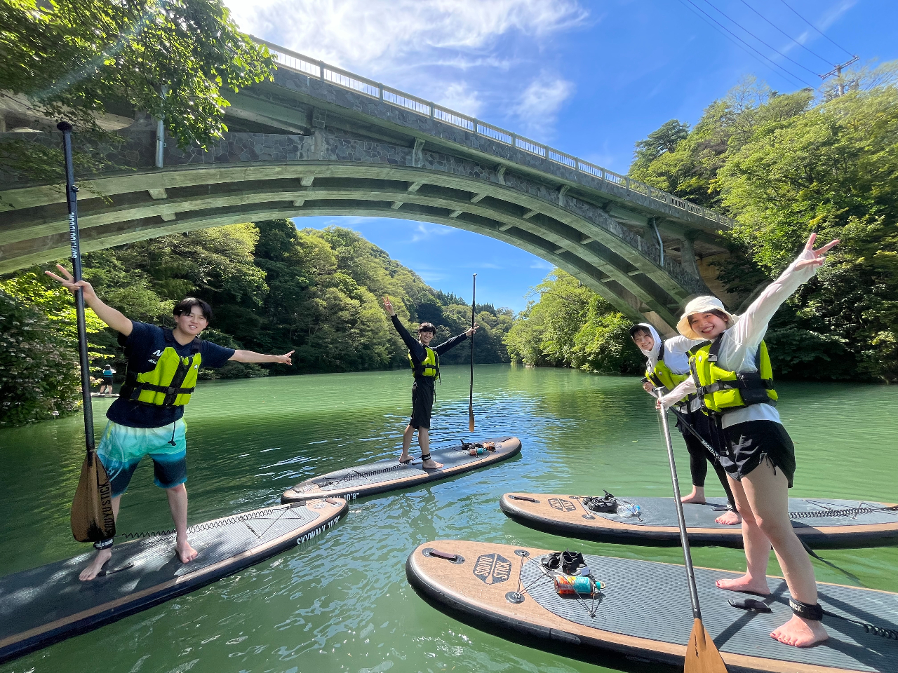 ���쌧�l�Ȃ炾������m���Ă���M�Z�̍��ɉ̂���L�`�������u�v�ĘH���v�ŋL�O�B�e