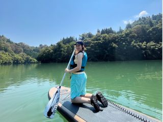 はじめての方でも安心。自由度の高いSUPは座って漕ぐことも可能です