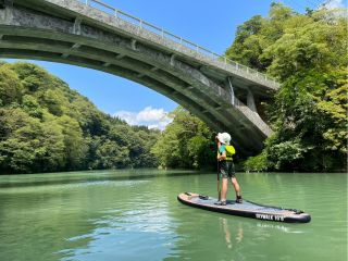 長野県人ならだれもが知っている信濃の国に歌われる有形文化財「久米路橋」で記念撮影。スタッフによる記念撮影を行います。無料にてご提供。
