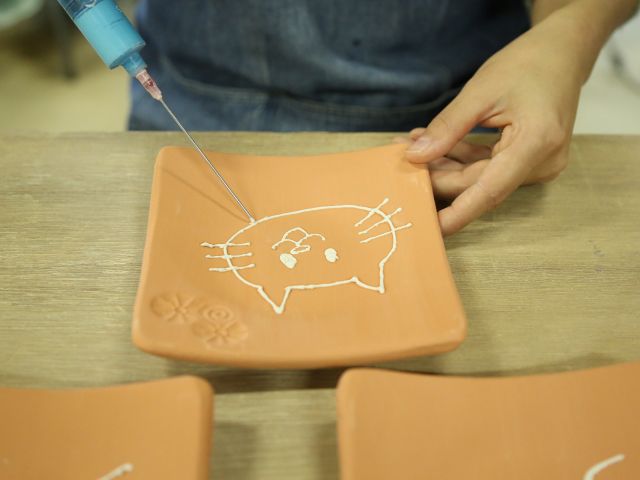 絵付け体験の制作風景♪