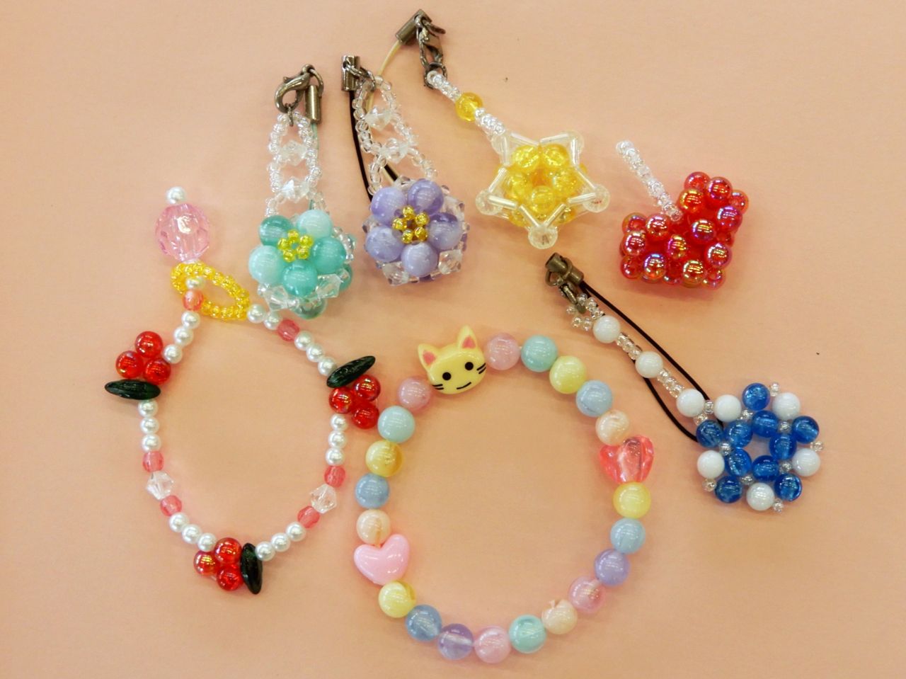ブレスレットやストラップなど、きらきら可愛い作品が作れます。