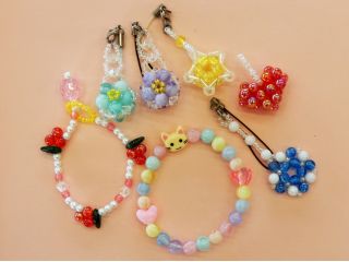 ブレスレットやストラップなど、きらきら可愛い作品が作れます。