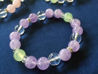 お好きな天然石を選び、オリジナルのブレスレットを作ります。