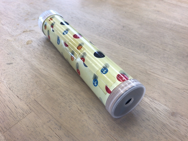 ビーズを入れて、オリジナルの万華鏡を作ります。