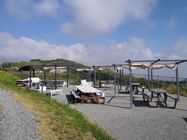 各サイトにはイスとテーブルが設置してあります。