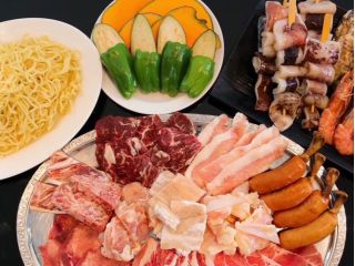 お肉8種+野菜3種+焼きそば+海鮮2種がついて¥3480♪※写真は4人前です