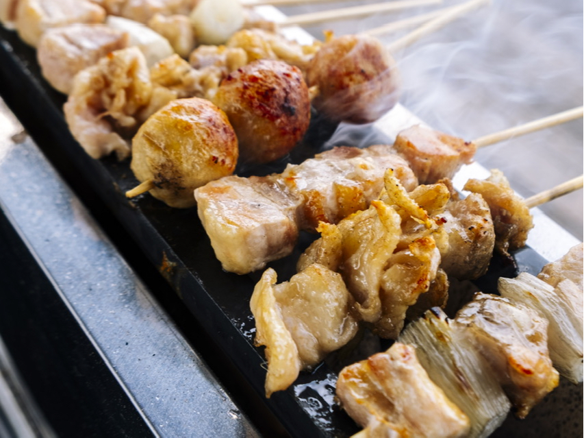 焼き鳥専門店さながらの本格炭火焼き鳥体験!