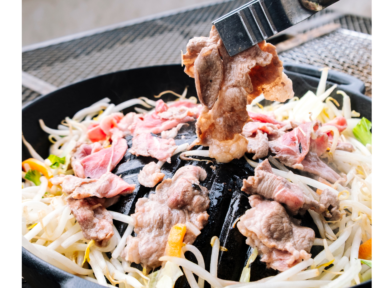 国産ラム肉とタレに漬け込んだラム肉の2種類食べ比べ♪