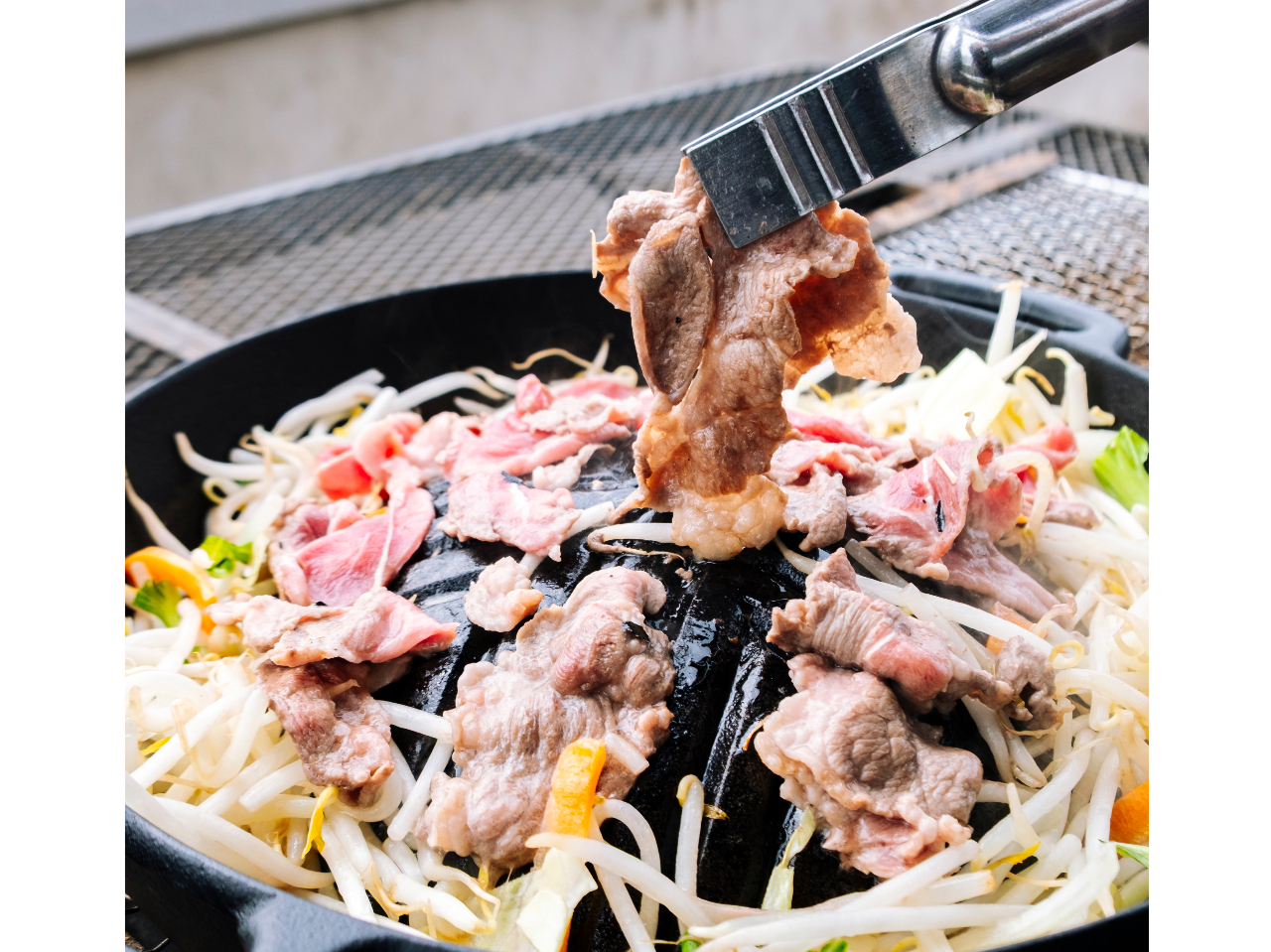 国産ラム肉とタレに漬け込んだラム肉の2種類食べ比べ♪