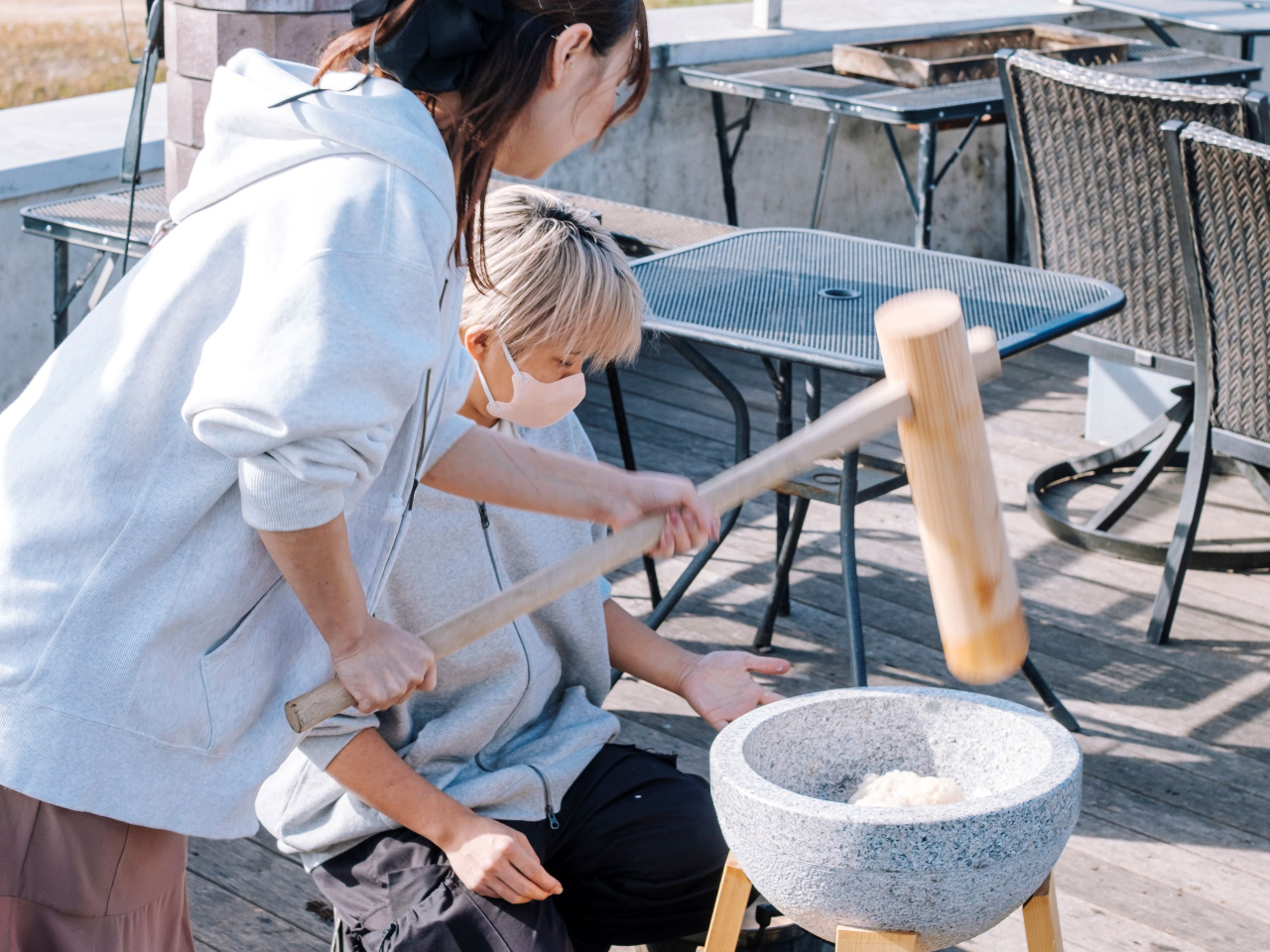 【冬の思い出作り】みんなでヨイショ!絶景テラスで「本格・餅つき大会」&つきたてお...