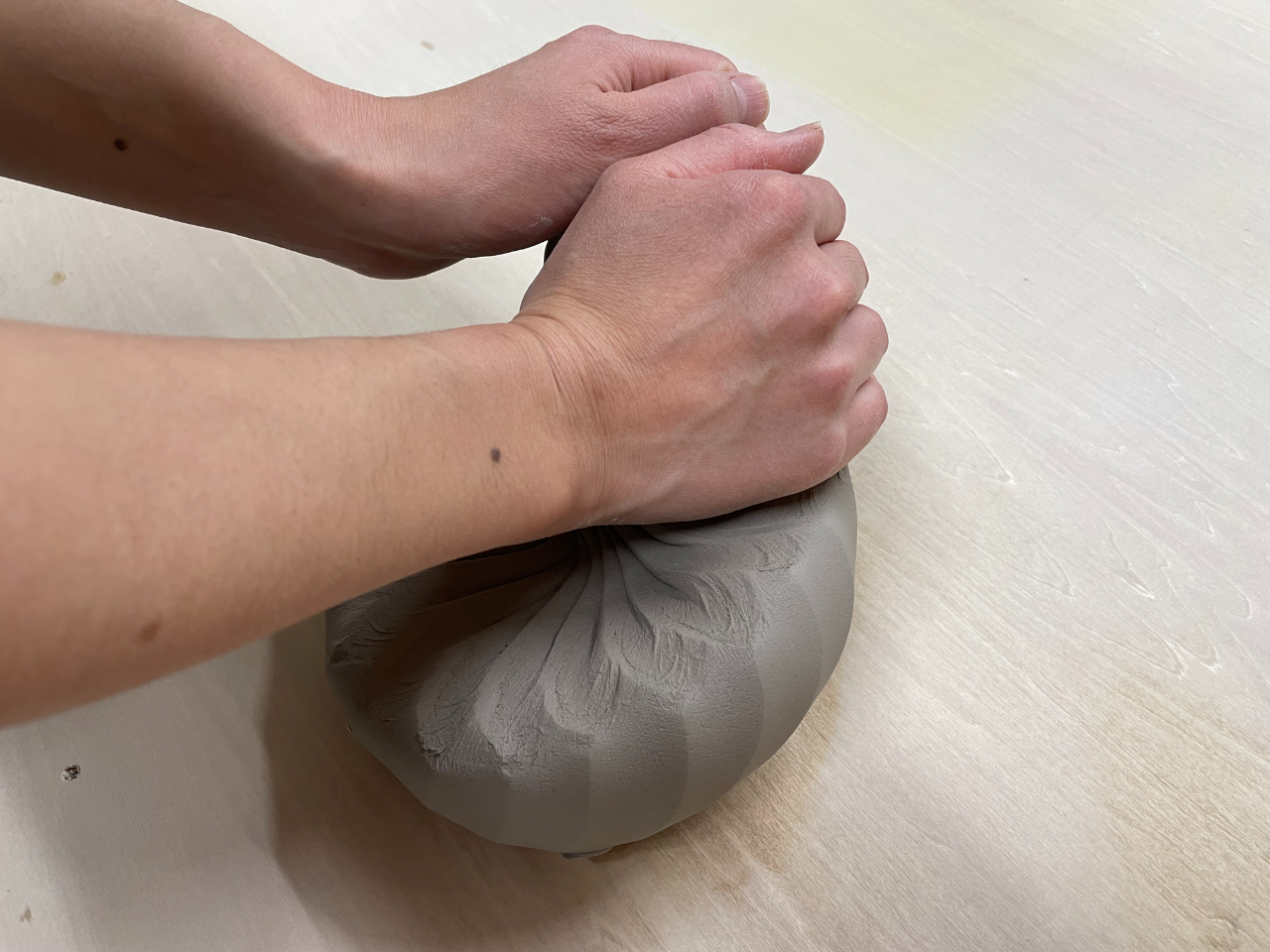 陶芸は「練り」が大事。特に電動ろくろでは「菊練り」が重要です。体験では少しお試しいただいて、あとはお手伝い致します