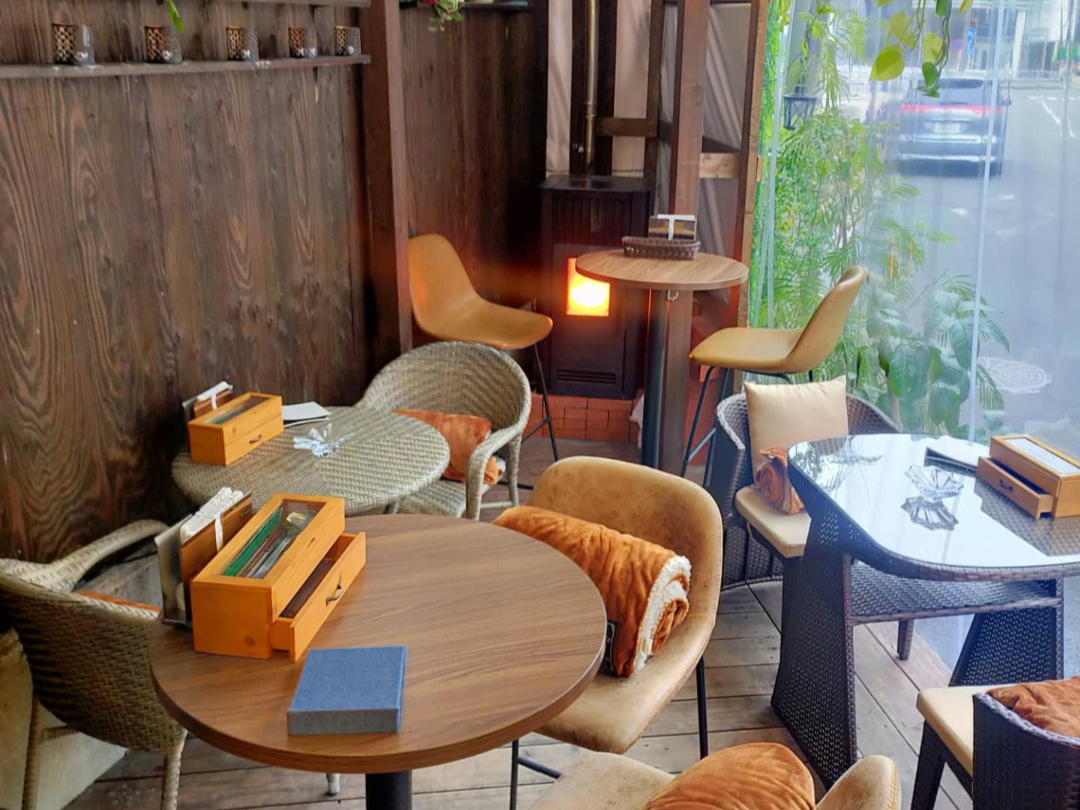 夏は冷風機、冬はストーブで過ごしやすくなっております。