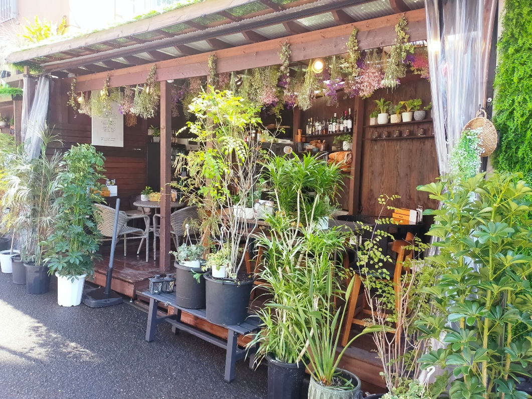 開放的なウッドテラスでお楽しみいただけます。