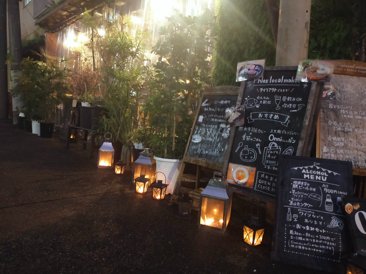 夜はキャンドルがともり、癒しの空間に。