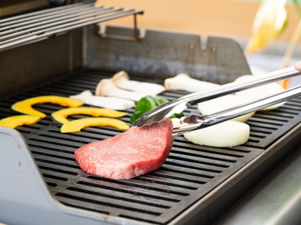 炭火で焼く本格的BBQ。火おこしや片付けの手間はありません。