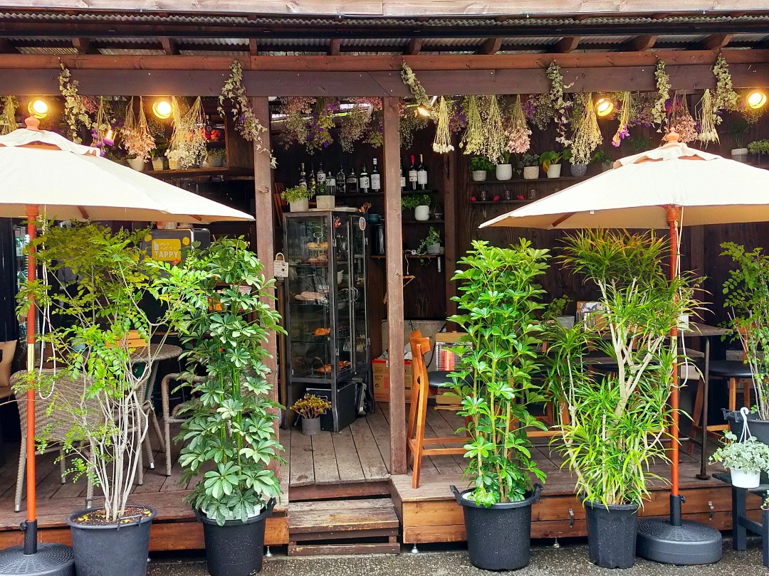 オープンなカフェでゆったりお楽しみいただけます。