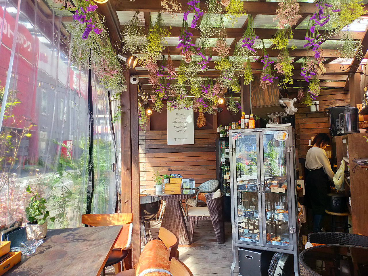 ドライフラワーや植物に囲まれた店内です。
