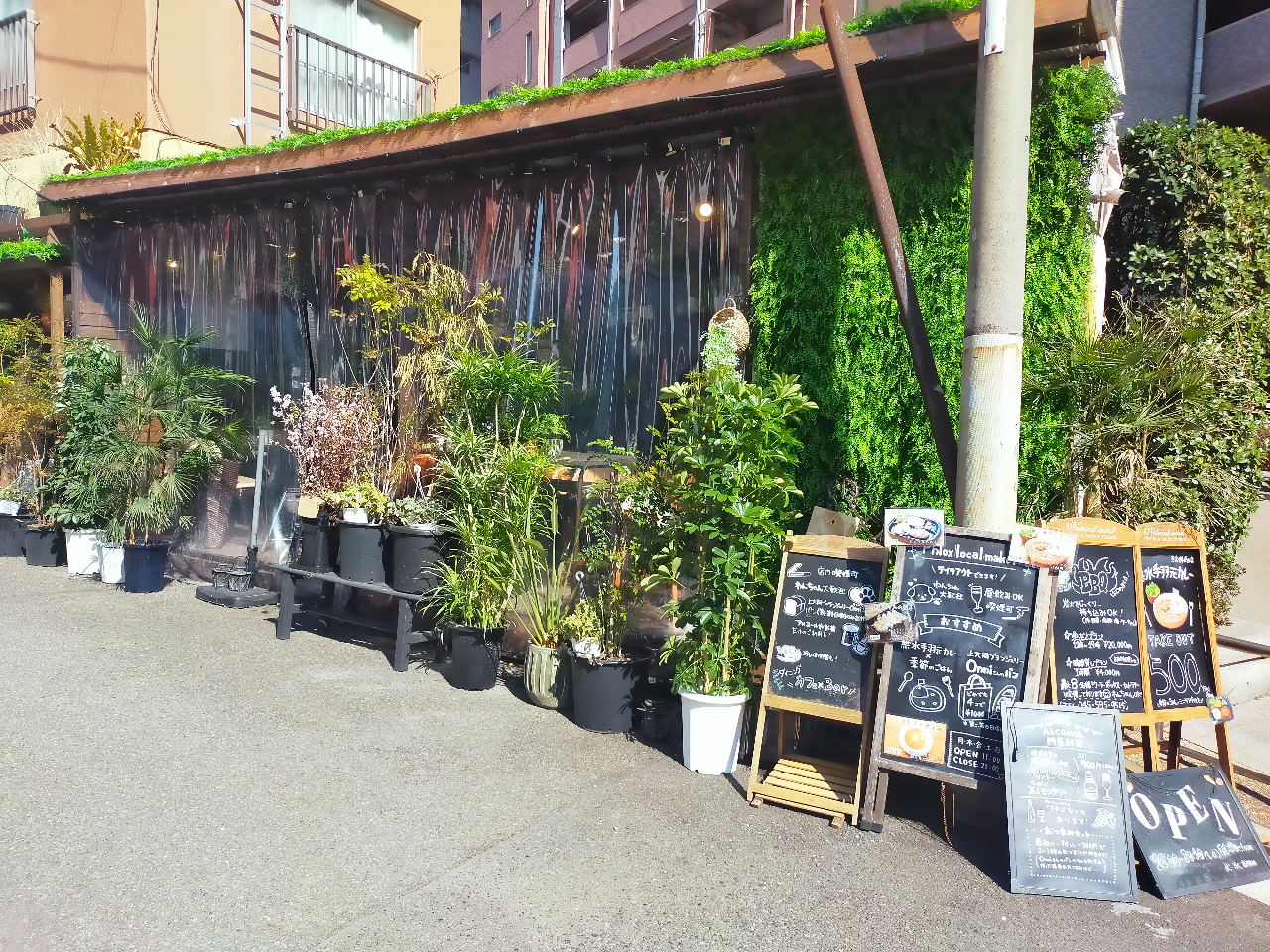 ビニールカーテンで雨天でもご利用いただけます。日よけやミストカーテンも完備。