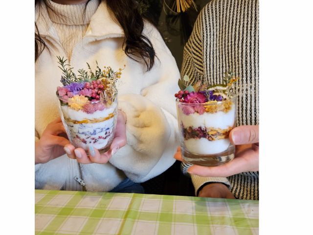 グラスの中は ドライハーブ・フラワーと精油でいい香り・・・  この日も 仲良しカップルさんで楽しく作ってくださいました♪