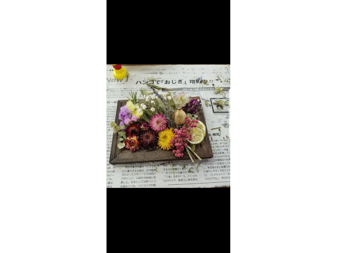 L版のフォトフレームにドライハーブやフラワー・フルーツをアレンジして仕上に精油で香りづけをします。ボリュームがあり、玄関等にも最適です♪