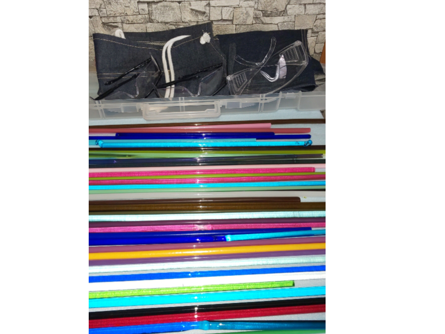 色んな色のガラス棒からお好きな色をお選びいただけます。 エプロン、ゴーグルはご用意しておりますので、ご自由にお使いください。