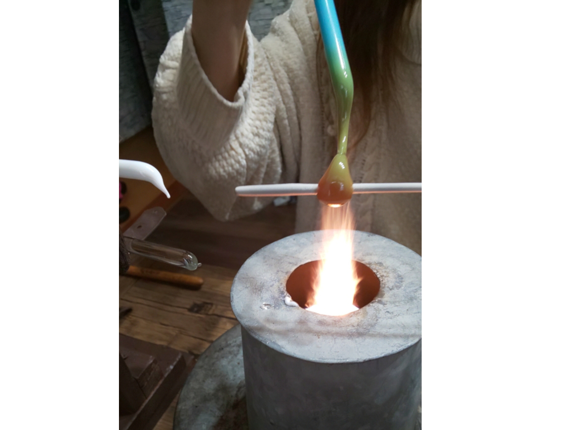 ステンレスの棒にガラスを巻き取ります。