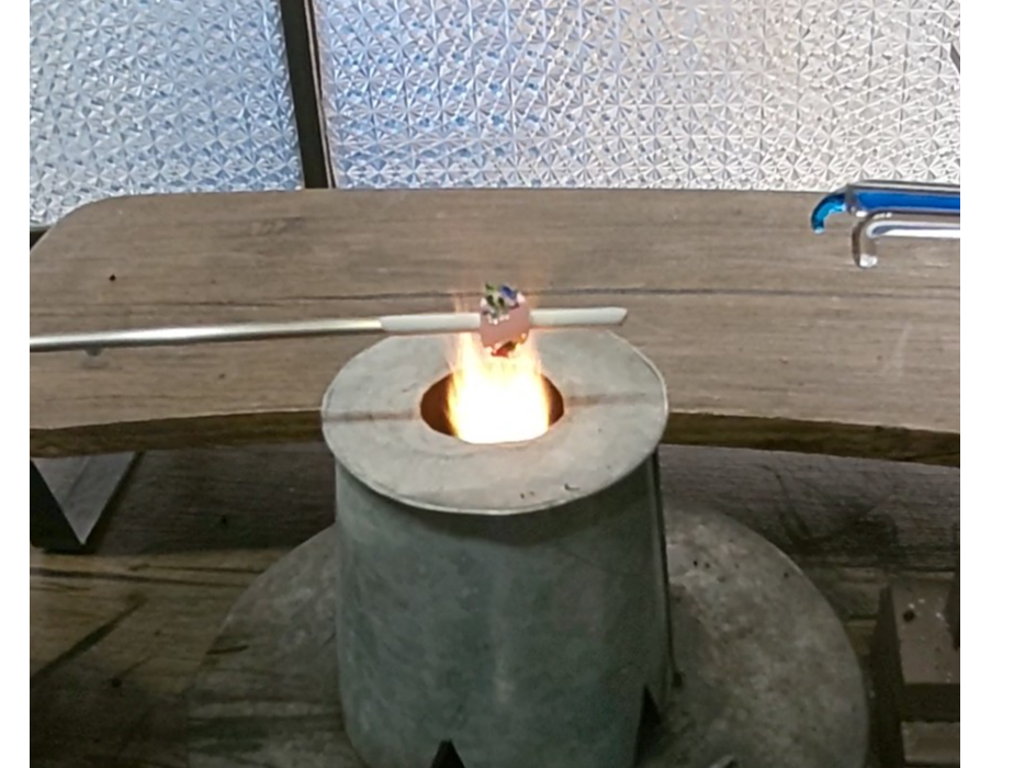 粉ガラスで模様を付けています。