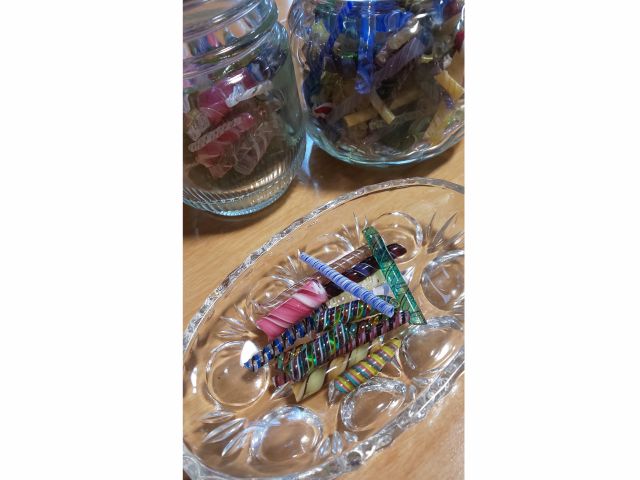 工房にあるレース棒ガラスからも、お好きな柄が選べます。